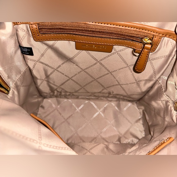 **SOLD**NWOT Michael Kors Signature Valerie Medium Backpack. - Picture 7 of 15